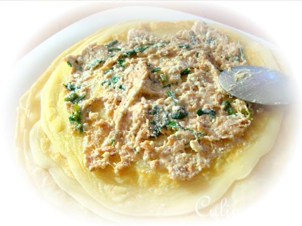 Блинный рулетик с тунцом и творогом.