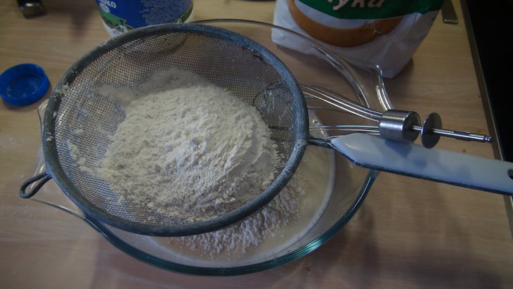 Башенки из гороховых оладьев со сметанным кремом