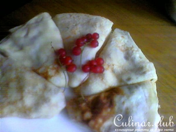 Блинчики с творожно-банановой начинкой и смородиной