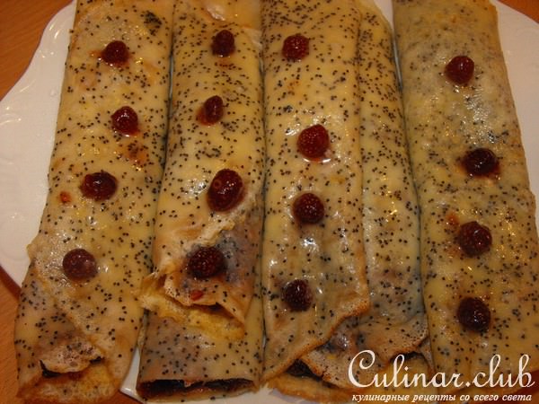 Маковые крепы с земляничным вареньем