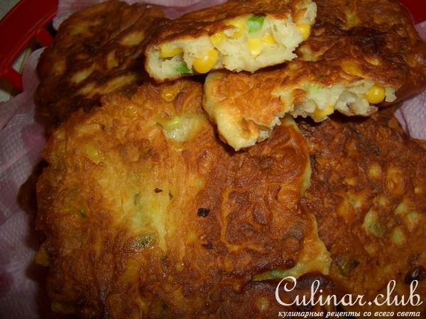 Кукурузные оладьи с зеленым луком