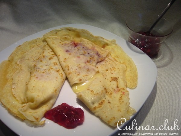 Crpes или французские блинчики с камамбером и клюквенным конфитюром
