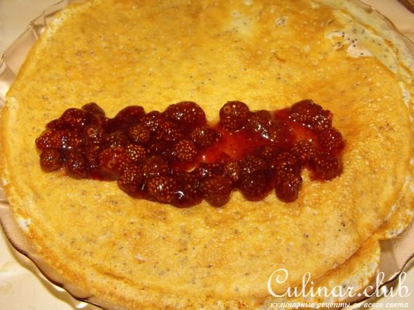 Маковые крепы с земляничным вареньем