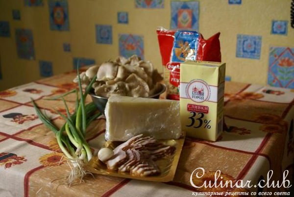 Регатони с вешенками и ветчиной на сливочной основе