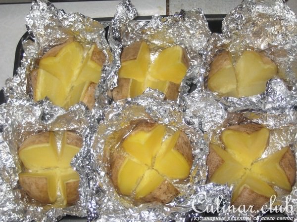 Печеный картофель, фаршированный сырокопченой колбасой, сыром, зеленью и чесноком