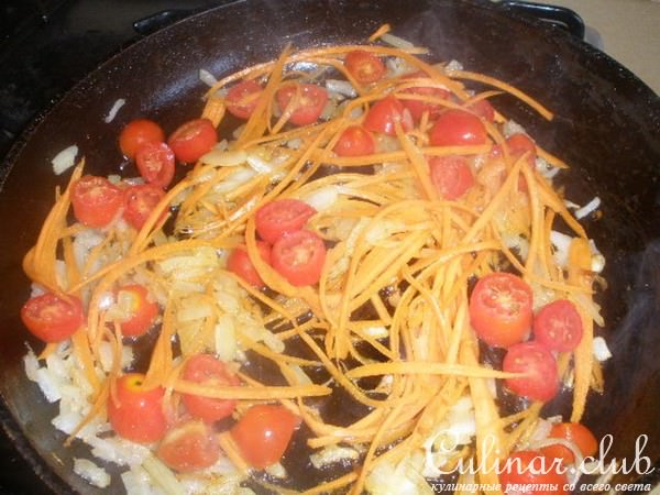 Запеченное карри из баклажанов с соусом из сметаны и кориандра