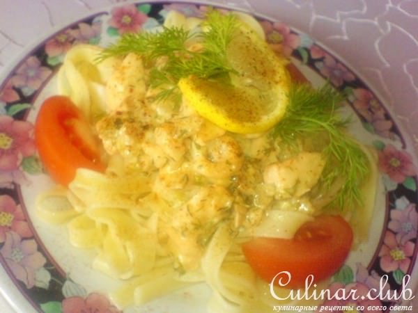 Паста в сливочном соусе с семгой и креветками