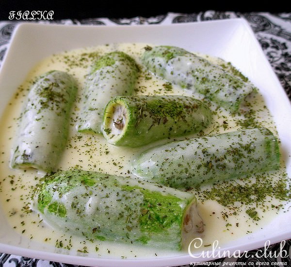 Куса ма лабан шороба(Фаршированные кабачки в иогуртовом соусе)