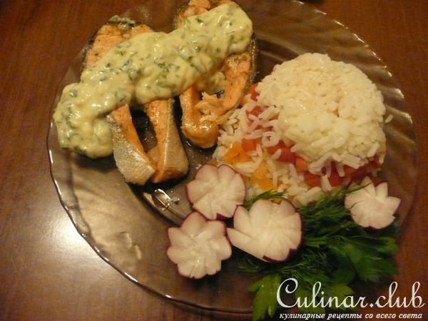 Семга под сливочным соусом с рисом и овощами