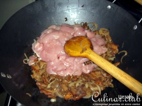 Белые грибы с грудинкой и овощами