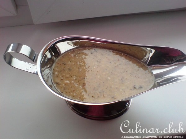 Картофель запеченый с соусом и салатом
