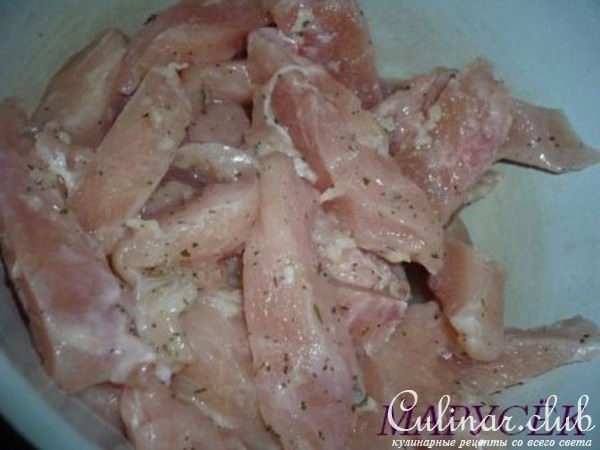 Куриные филейки в морковном кляре с гарниром