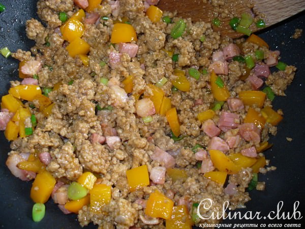 Брюссельская капуста с беконом и фаршем
