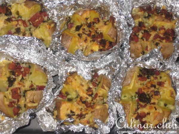 Печеный картофель, фаршированный сырокопченой колбасой, сыром, зеленью и чесноком