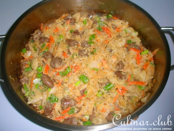 Куриные сердечки с капустой в сливках