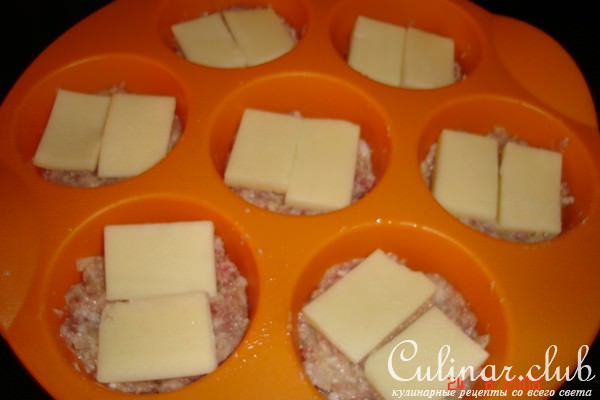 Кексики из фарша с сырной начинкой