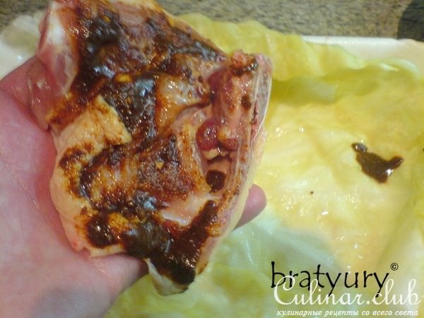 Куриные бедрышки, запечённые в листьях квашеной капусты