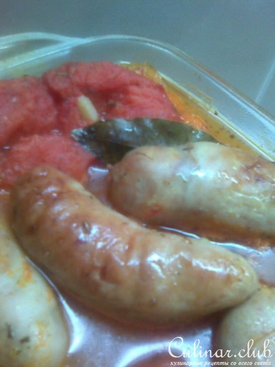Помидоры печеные с куриными колбасками, перцем и пряными травами