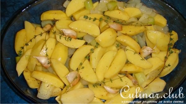 Форель, запеченная с чесночным картофелем и фенхелем.