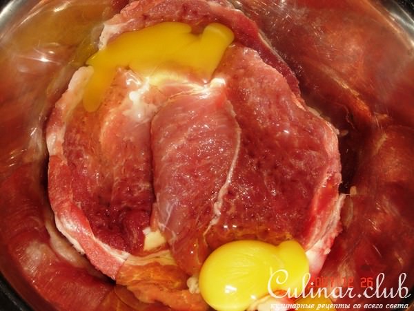 Соус и мясо(отбивные замаринованные в яйце)