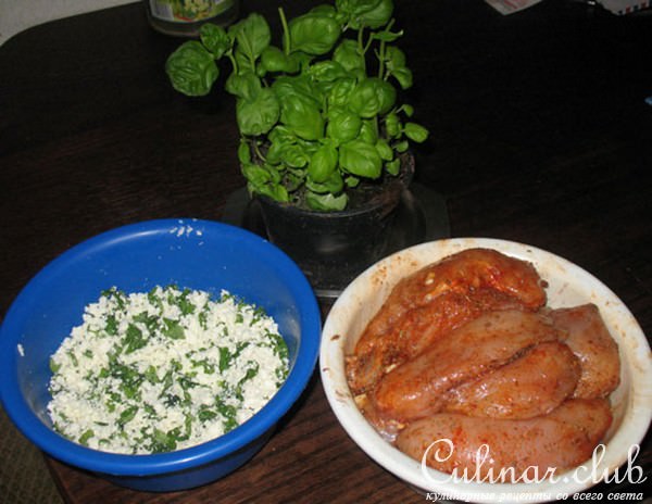 Кармашки из куриной грудки с сыром Фета и базиликом