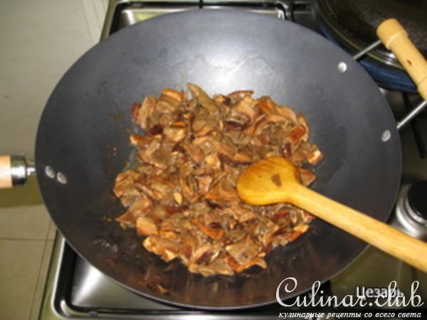 Белые грибы с грудинкой и овощами