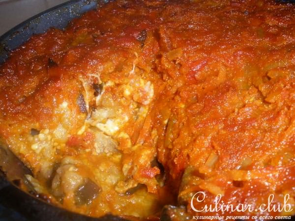 Запеченное карри из баклажанов с соусом из сметаны и кориандра