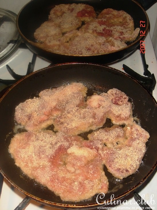 Соус и мясо(отбивные замаринованные в яйце)