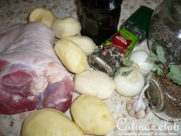 Свинная нога, запеченная в пакете на картофельной подушке