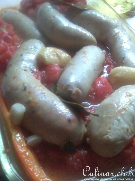 Помидоры печеные с куриными колбасками, перцем и пряными травами