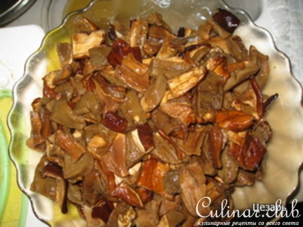 Белые грибы с грудинкой и овощами