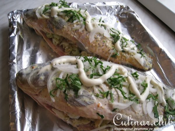 Сазан запеченый с грибами и сельдереем
