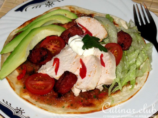Тостадас с куриной грудкой