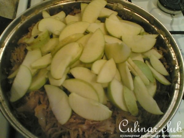 Сосиски с капустой и яблоками по-баварски