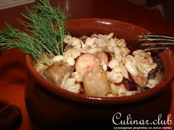 Перловка с копчёными колбасками и грибами