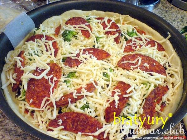 Chicago Style Pizza at Pizzeria Uno - ,      youtube.com 
