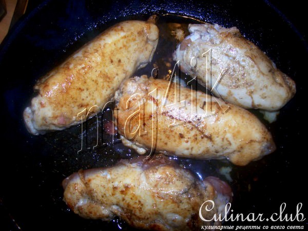 Сочные рулетики из куриной грудки в томатно-винном соусе да под сливочно-сырной шапкой
