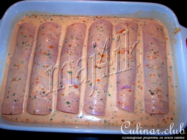 Запечённые рулетики из ветчины с фаршем под соусом и сырной шапкой