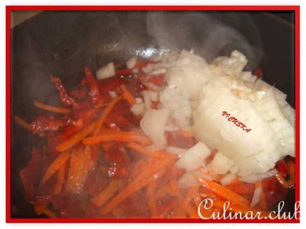 ЗАПЕКАНКА ИЗ ЦВЕТНОЙ КАПУСТЫ, МЯСА И ОВОЩЕЙ, УЛОЖЕННЫЕ СЛОЯМИ