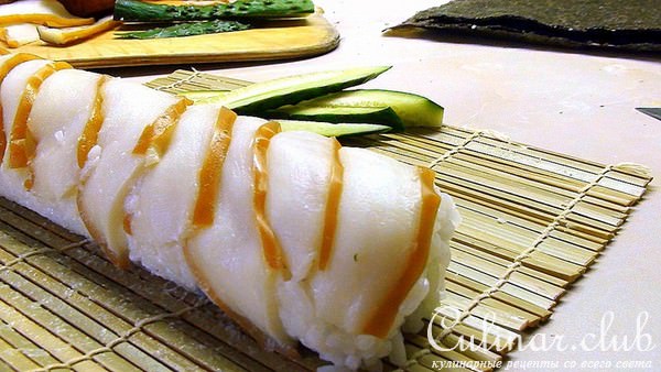 Роллы с копчёным кальмаром.