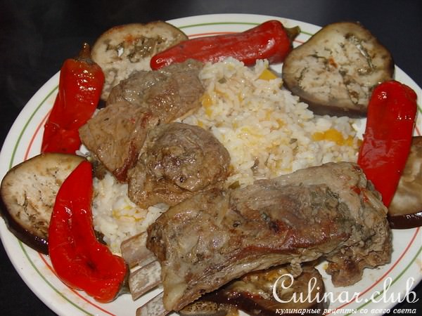 Баранина под овощами с рисово-тыквенном гарниром.