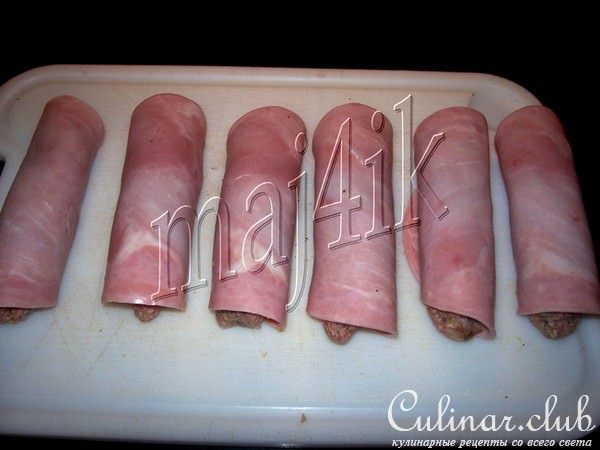 Запечённые рулетики из ветчины с фаршем под соусом и сырной шапкой