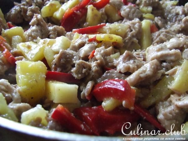 свинина со свежим ананасом и красным перцем