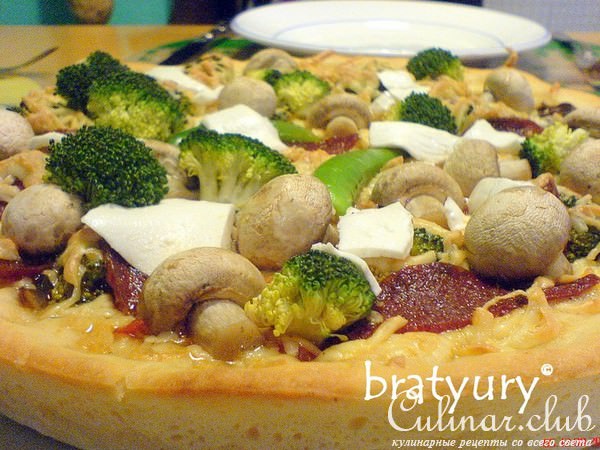 Chicago Style Pizza at Pizzeria Uno - ,      youtube.com 