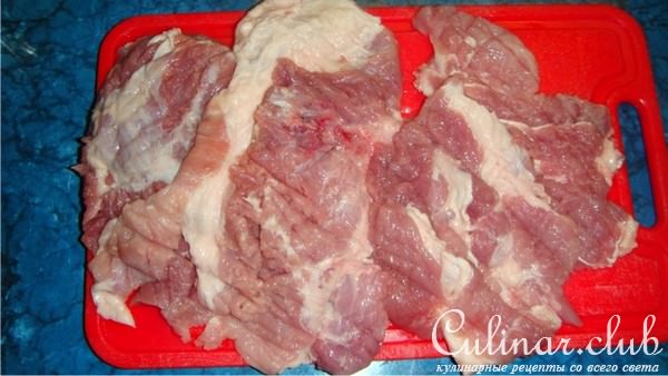 Рубленное свиное мясо с грибами и спагетти.
