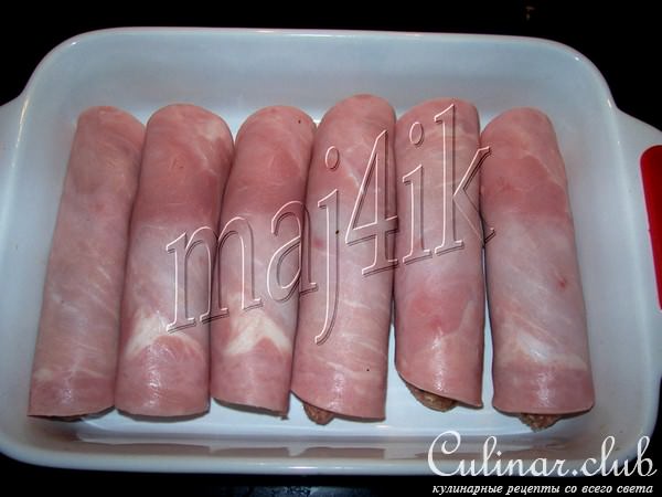 Запечённые рулетики из ветчины с фаршем под соусом и сырной шапкой