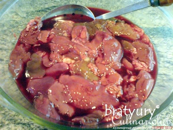 Печень куриная жареная со сливовым соусом