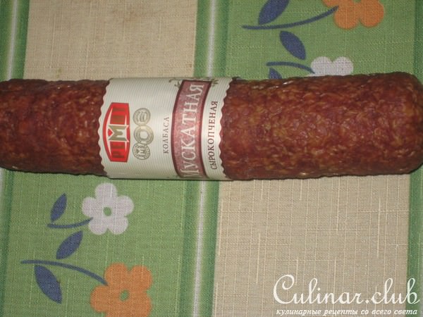 Печеный картофель, фаршированный сырокопченой колбасой, сыром, зеленью и чесноком