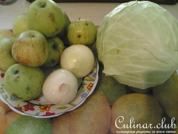Сосиски с капустой и яблоками по-баварски