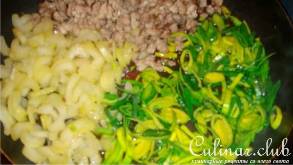 Рубленное свиное мясо с грибами и спагетти.